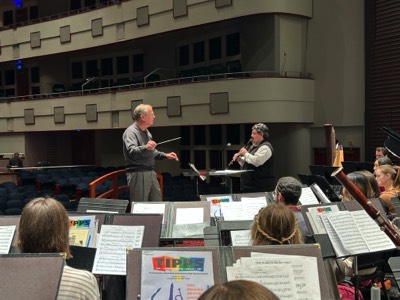  Full Circle - Moss rehearses the Univeristy of Iowa Symphony Band at the 88th ABA Convention (2023). Mvmt. 3 - Concerto for Clarinet and Wind Ensemble (Ticheli). Jorge Montilla, soloist 