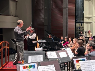  Full Circle - Moss rehearses the Univeristy of Iowa Symphony Band at the 88th ABA Convention (2023). Mvmt. 3 - Concerto for Clarinet and Wind Ensemble (Ticheli). Jorge Montilla, soloist 