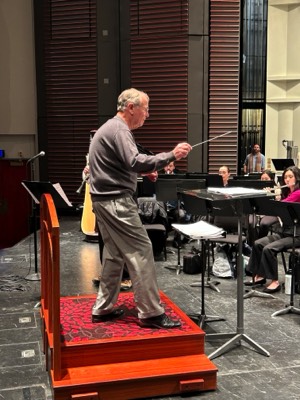  Full Circle - Moss rehearses the Univeristy of Iowa Symphony Band at the 88th ABA Convention (2023). Mvmt. 3 - Concerto for Clarinet and Wind Ensemble (Ticheli). Jorge Montilla, soloist 